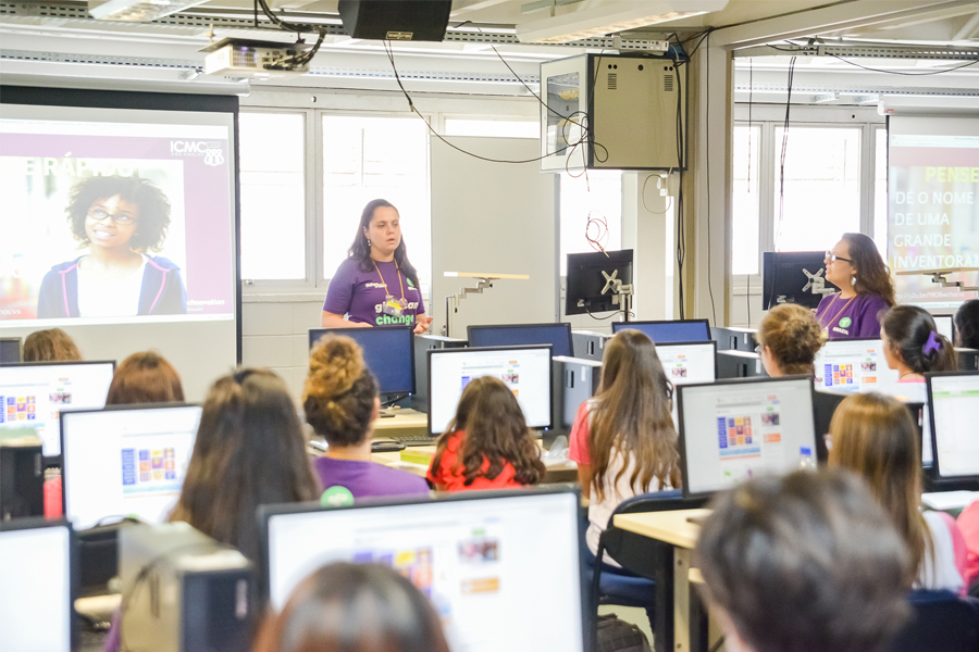 Projeto da USP busca voluntários para contribuir com formação de garotas líderes em tecnologia