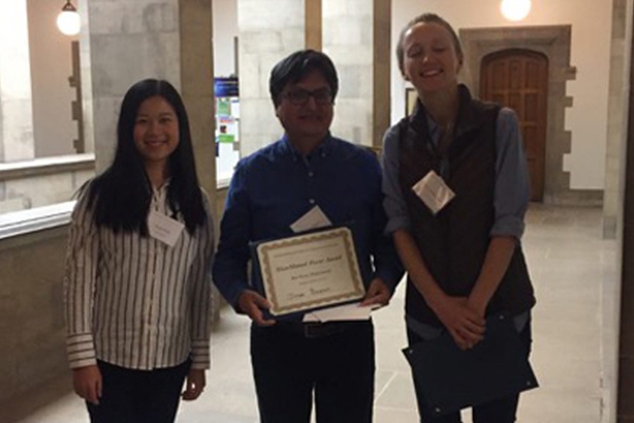 jorge-bazan-recebe-premio-mass-mutual-poster-award-best-poster