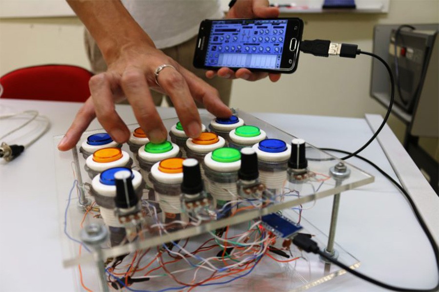amigos-constroem-o-proprio-instrumento-para-compor-musica-eletronica amigos-constroem-o-proprio-instrumento-para-compor-musica-eletronica