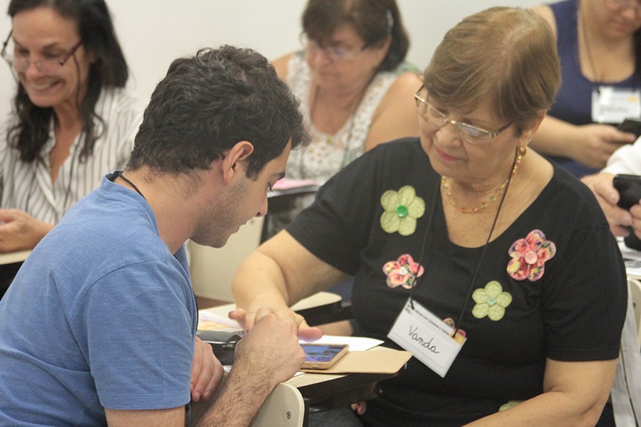 Idosos podem aprimorar habilidades de utilização de smartphones em curso da USP