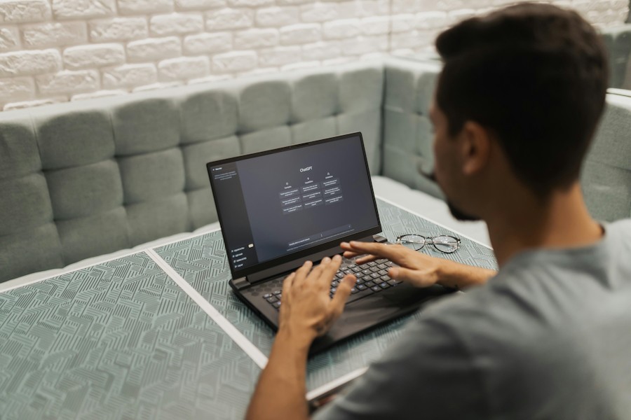 Alunos de graduação da USP utilizam inteligência artificial para criar ferramentas de análise de textos