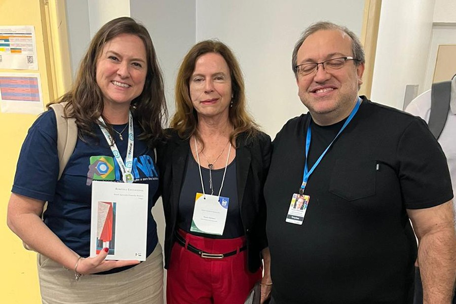 Professora da USP São Carlos lança livro para ajudar professores no ensino de robótica