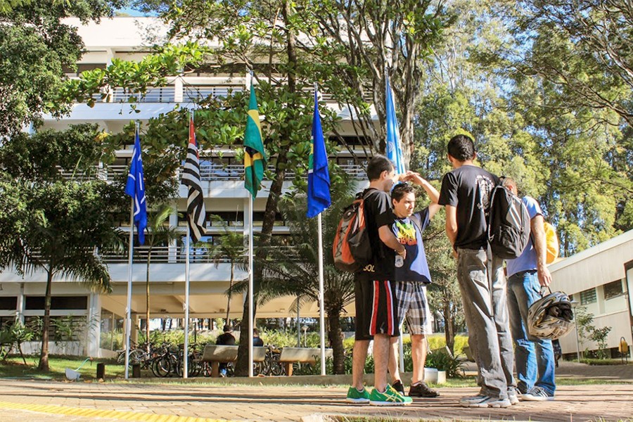 Dois projetos de extensão do ICMC oferecem bolsas de monitoria para estudantes