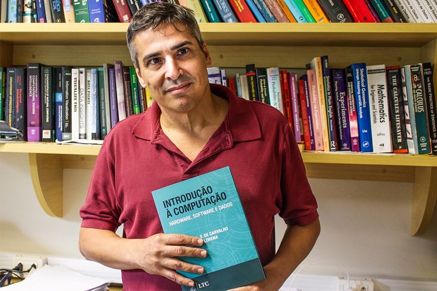 andre-com-livro